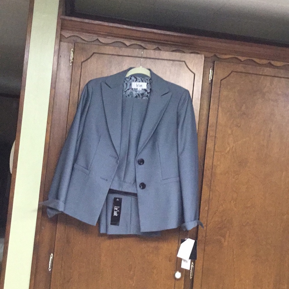 NWT Gray Pin Stripe Le Suit Pant Suit